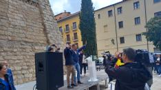 Santiago Abascal y Alejandro Nolasco saludan al público en el mitin de Teruel