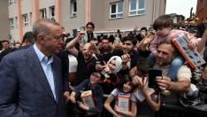 Erdogan saludando a sus seguidores en Estambul este domingo