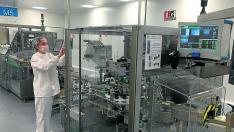 Una trabajadora, en las instalaciones de la fábrica de la farmacéutica Teva en Malpica (Zaragoza).
