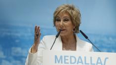 Ana Rosa Quintana pronuncia unas palabras mientras recibe la Medalla de Honor de la Ciudad de Madrid de manos del alcalde de Madrid