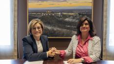 Berta Sáez (i), rectora de la Universidad San Jorge, y Paloma de Yarza (d), presidenta del Consejo de Administración de Heraldo de Aragón, durante la firma del acuerdo.