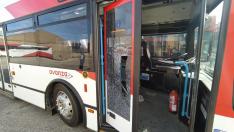 Daños ocasionados en uno de los autobuses urbanos.