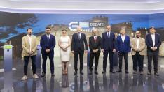 Los candidatos de los nueve partidos posan antes del debate en la televisión pública aragonesa.