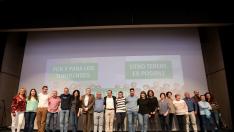 Los candidatos de Teruel Existe a la alcaldía de la capital turolense aplauden tras presentar su programa municipal en el centro cultural de San Julián.