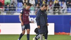 Juan Carlos abandona el campo acompañado por el doctor Sarasa en el partido con la Ponferradina.