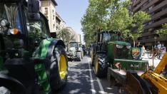 Tractorada de agricultores catalanes en el centro de Zaragoza y protesta ante la CHE