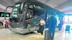 Viajeros en la estación de Teruel a punto de subir al autobús a Madrid para un viaje de casi cinco horas.