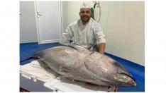 Eloy Iglesias, con el atún de 70 kilos.
