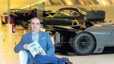 Marco, en Mobility City, con el libro que edita la Asociación Aragonesa de Clásicos Deportivos.