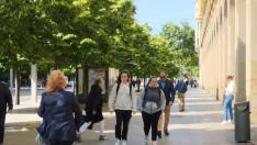 Gente abrigada para protegerse del frío y del cierzo esta semana en el paseo de la Independencia de Zaragoza.
