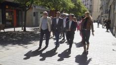 Luis Felipe paseando este viernes con integrantes de la candidatura del PSOE por el centro de Huesca.