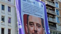 Podemos coloca una lona en el distrito de Salamanca con las palabras de Pablo Casado sobre el hermano de Ayuso.