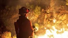Un efectivo de la UME en el incendio de Pinofranqueado