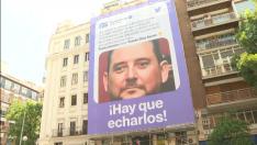Podemos coloca un cartel de campaña con el rostro del hermano de Díaz Ayuso en pleno barrio madrileño de Salamanca