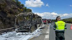 El autobús accidentado en Navarra ha quedado completamente calcinado.