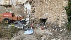 Restos de la furgoneta que conducía el vecino de Fonz fallecido, que se empotró contra este muro de una antigua harinera.