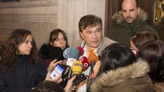 El diputado de Teruel Existe Tomás Guitarte atiende a los informadores en el Congreso.