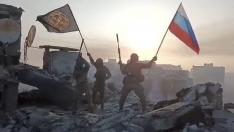 Mercenarios del Wagner ondean banderas del grupo y de Rusia tras la toma de Bajmut.