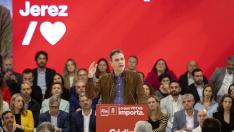 El presidente del Gobierno, Pedro Sánchez, en un mitin del PSOE en Santander donde ha anunciado que aprobará la Ley de Representación Paritaria