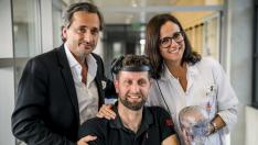 En el centro, el paciente parapléjico holandés Gert-Jan, que puede caminar gracias a la Interfaz Cerebro-Computadora.