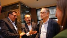 Lambán, esta tarde en Huesca, con el expresidente Marcelino Iglesias (derecha) y el presidente de la SD Huesca, Manolo Torres.