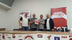 Reunión del sindicato CGT con miembros de Podemos para trasladarles sus exigencias en materia educativa.