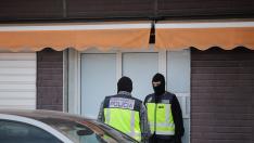 Dos agentes de la Policía Nacional durante una operación en Melilla relacionada con la supuesta compra de votos por correo.