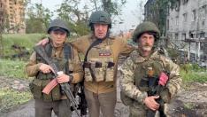 Prigozhin, junto a dos mercenarios del grupo Wagner
