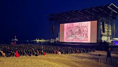 El inicio de la proyección de 'Carmen' en la playa de Cannes.