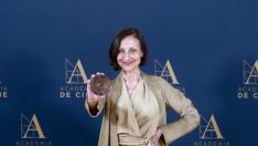 Carme Elías posa con la Medalla de Oro de la Academia del Cine