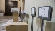 Material para los colegios electorales preparado en el patio del Ayuntamiento.