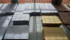 Electores depositando su voto en el colegio Cantín y Gamboa, en el centro de Zaragoza