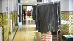 Electores depositando su voto en el colegio Cantín y Gamboa, en el centro de Zaragoza