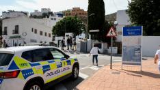 Un coche de policía vigila la entrada de un colegio electoral de Mojácar (Almería).