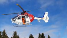 Un helicóptero de la Ertzaintza acude al lugar en el que se ha producido el accidente.