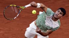 Carlos Alcaraz, en acción en Roland Garros