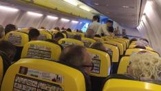 Cientos de pasajeros esperan dentro de un vuelo de Ryanair en Zaragoza.
