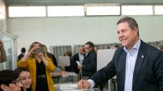 El candidato a la reelección a la Presidencia de C-LM, Emiliano García-PAge, ejerce su derecho la voto.