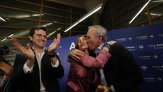 Jorge Azcón y Natalia Chueca celebran la victoria del PP en Aragón y en Zaragoza