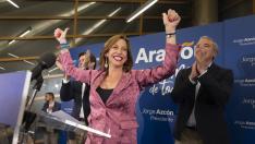 Natalia Chueca celebra los resultados junto al líder del PP aragonés, Jorge Azcón.