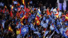 Seguidores del Partido Popular, este domingo en sede de la calle Génova en Madrid.