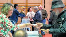 Votación en un colegio electoral del Ensanche, uno de los barrios que más se volcó con el PP.