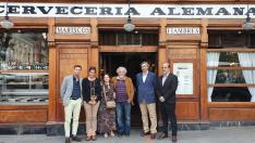 Ramón Buckley, en el medio, junto a miembros de Soy de la Cuesta, Barrio de Las Letras y Cervecería la Alemana en la presentación del programa '100 años de Hemingway en España'.