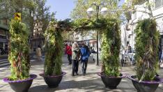 Arcos florales colocados en la plaza de las Canteras de Torrero.