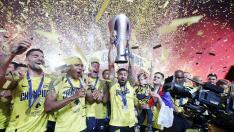El zaragozano Paolo Fernandes levanta el último trofeo conquistado en Grecia con el AEK.