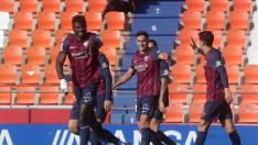 Obeng celebra su gol frente al Lugo, el último con la camiseta del Huesca.