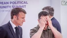 Zelenski, con el presidente de Francia, Emmanuel Macron, este jueves en la cumbre de la Comunidad Política Europea, en Moldavia.