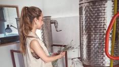 María Eugenia Expósito en la destilaría Savia Íbera de Berbegal, donde realizó las prácticas.
