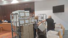 Varios profesionales recuentan los votos llegados del exterior en la Audiencia Provincial de Zaragoza.