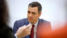 Pedro Sánchez en una reunión en la Moncloa con portavoces de la Nasa.